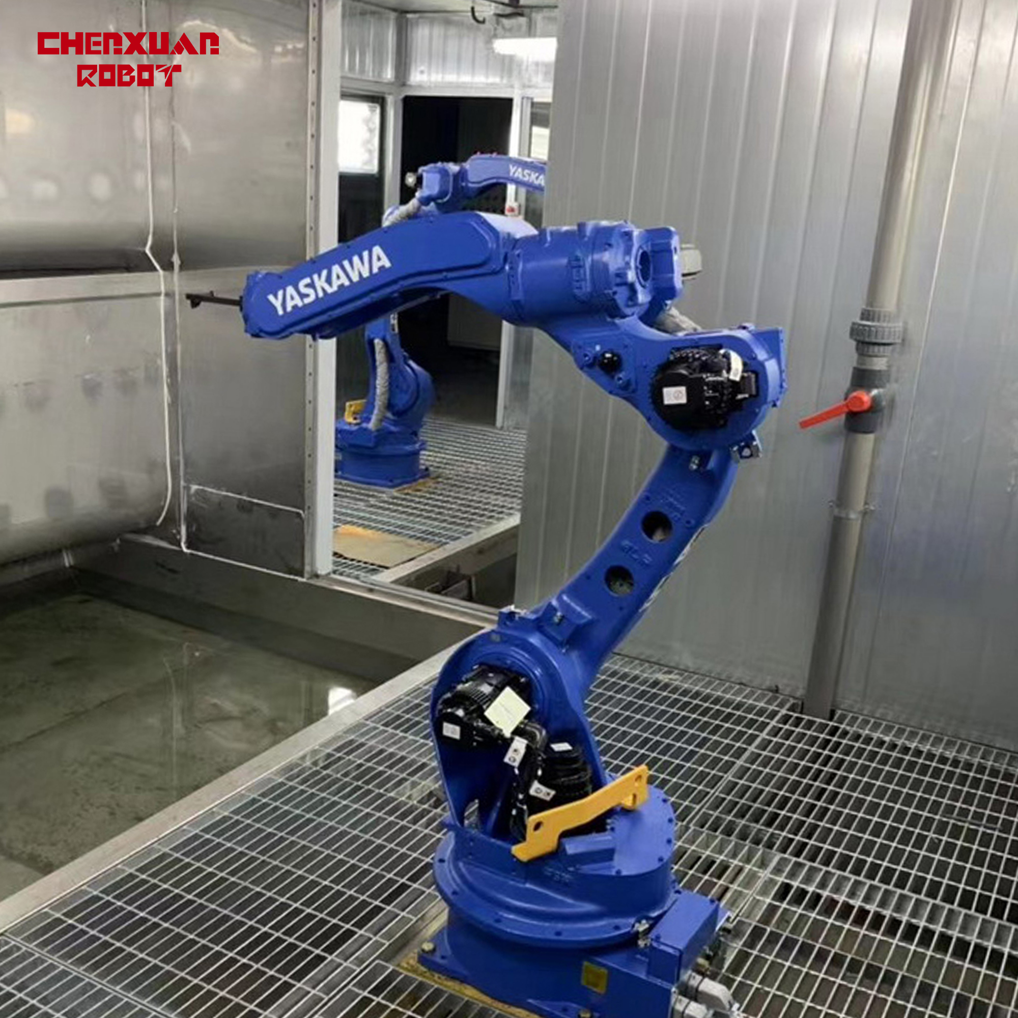 Paint spraying robot